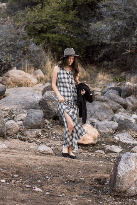 Chica caminando con flats en un camino con grava