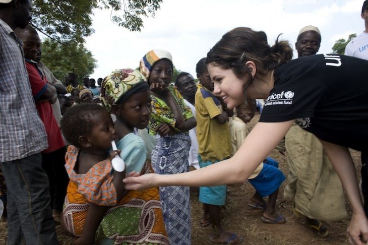 Selena gomez embajadora de Unicef ayudando a niños africanos 