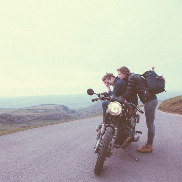 pareja viaja en motocicleta
