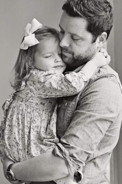 Padre e hija abrazados 