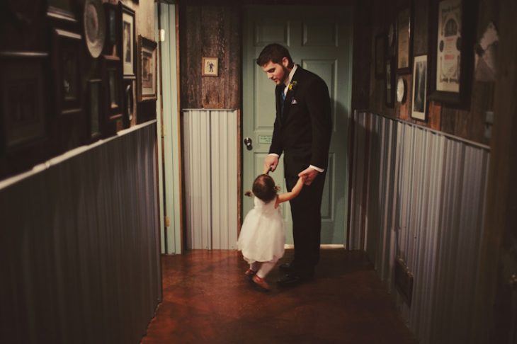 Papá bailando con su hija bebé 