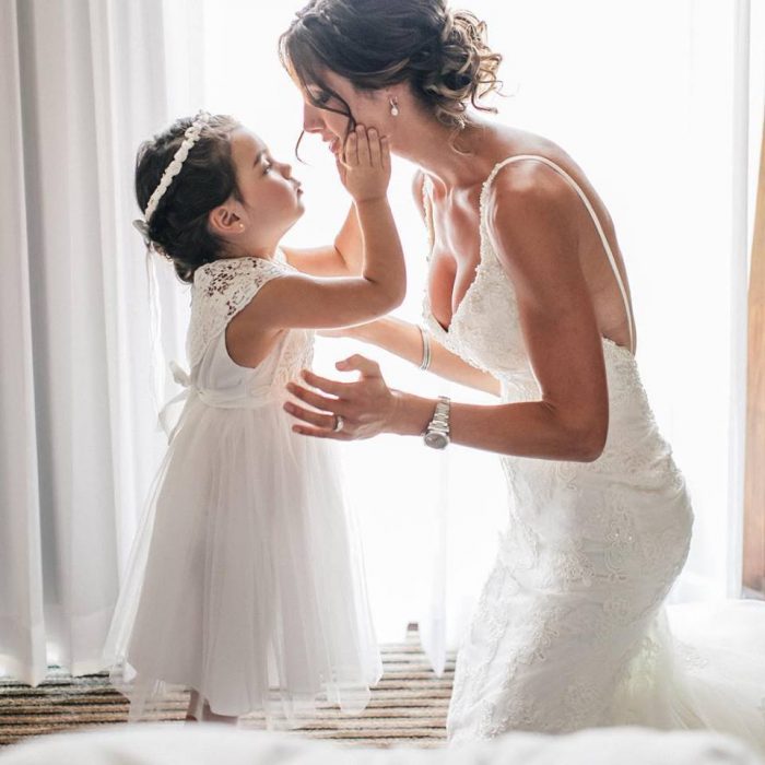 Madre junto a su hija el día de su boda 