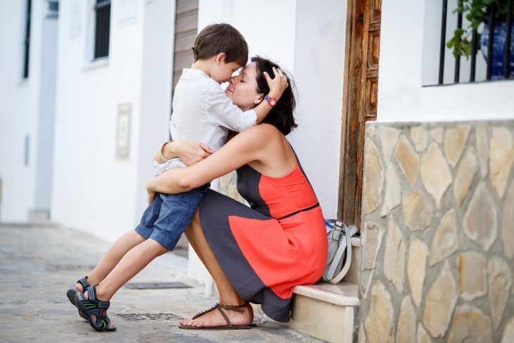 Mujer abrazando y besando a su hijo 