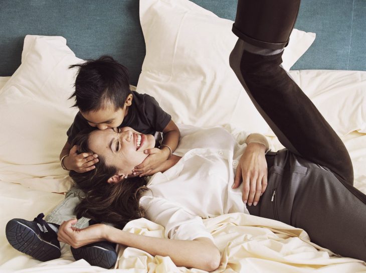 Angelina jolie riendo junto a su hijo en la cama 