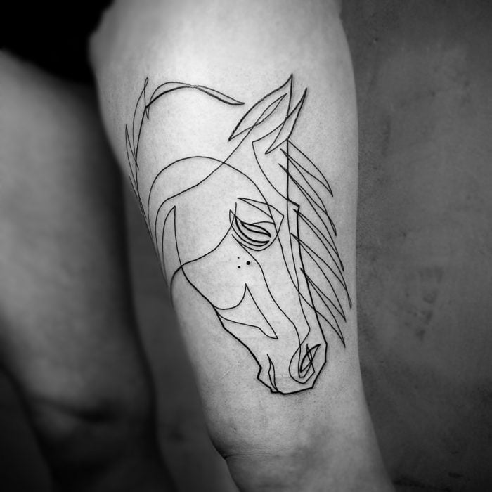 Tatuaje contorno cabeza de caballo 