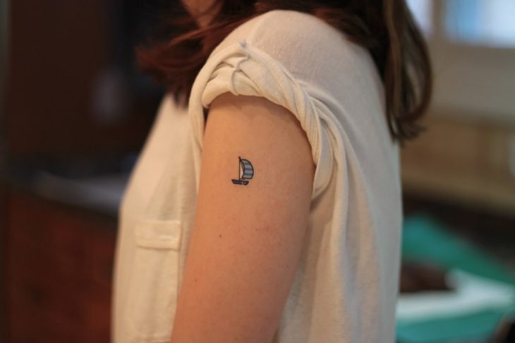 Tatuaje miniatura barco 