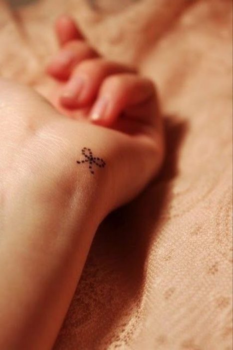 Tatuajes miniatura moño 