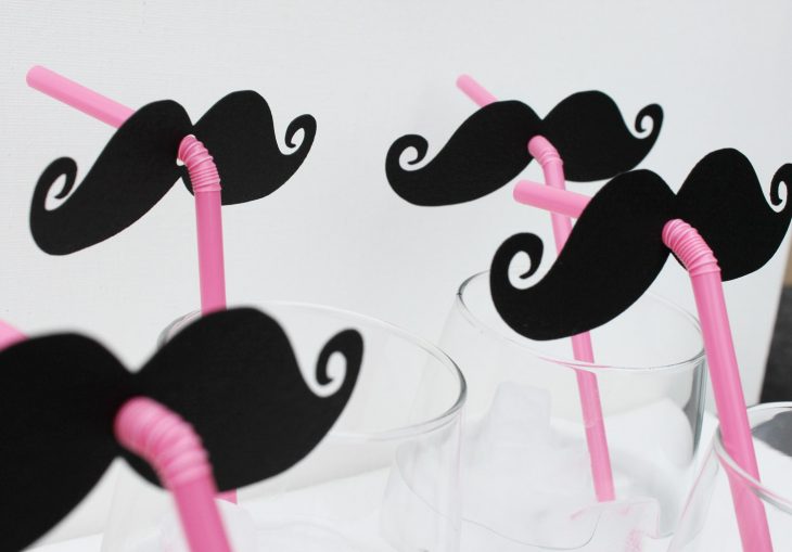 Popotes con figuras de bigotes 