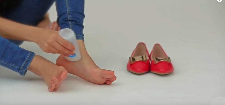 Si tus zapatos realmente apestan, no los tires, esta es la mejor solución