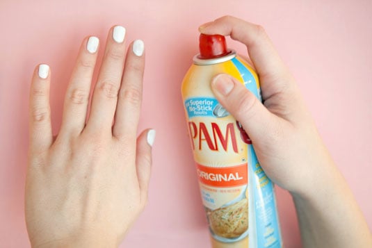 Spray en aerosol rociado en las uñas para lograr que se sequen 