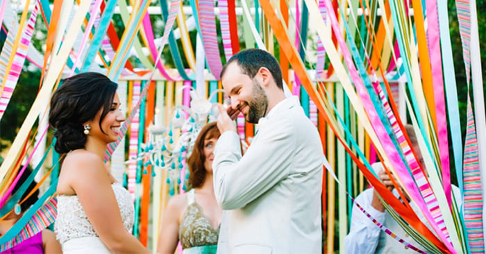 Ideas creativas y divertidas para agregarle color a una boda