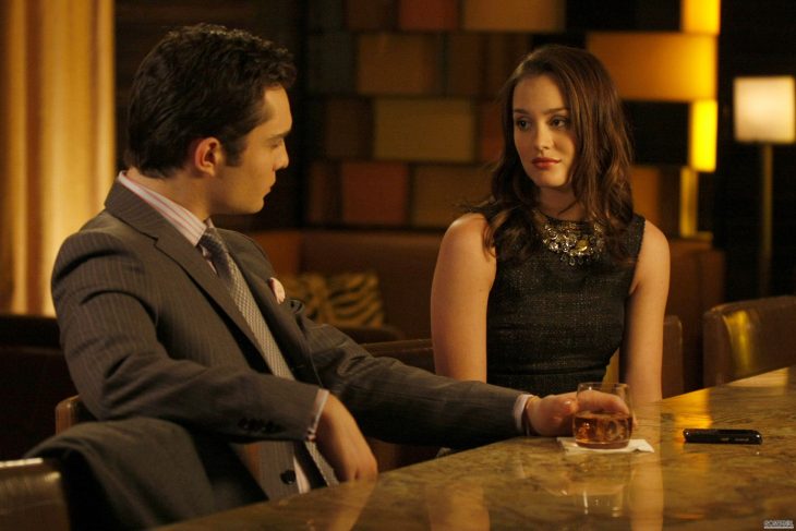 Chuck conversando con blair en la barra de un bar 