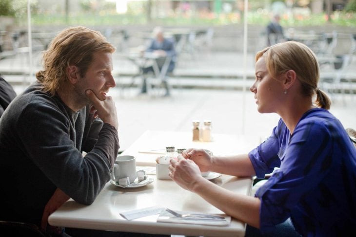 Bradley cooper conversando con una chica en un café 