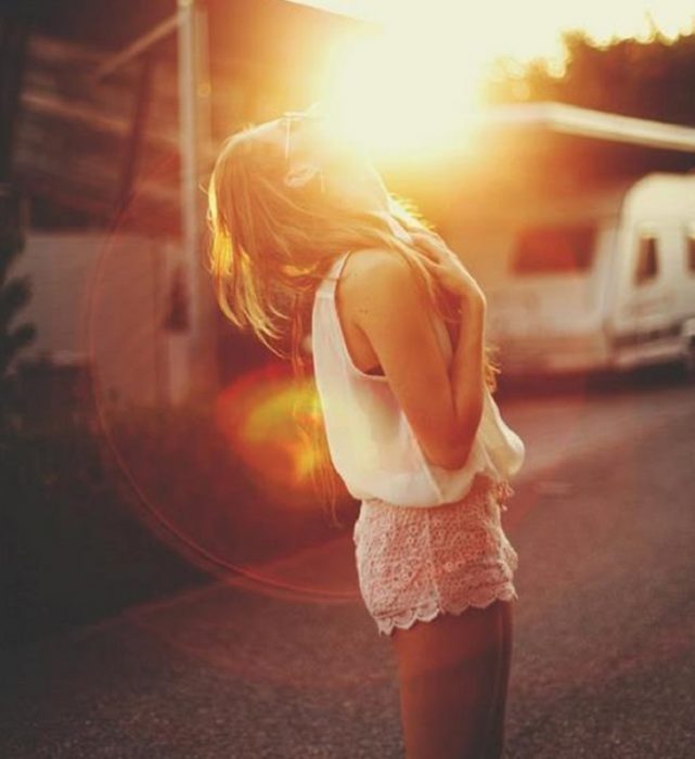 chica con la cara al sol