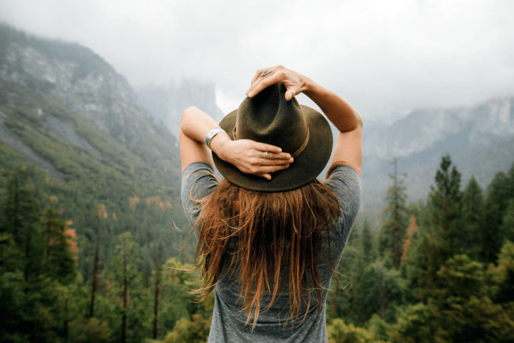 chica de sombrero en el bosque