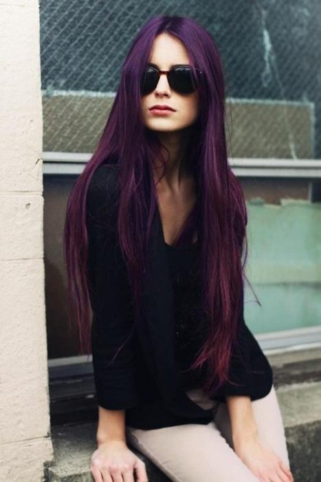 Chica con el cabello color morado 