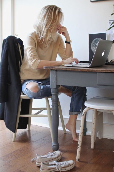 Chica sentada frente a una computadora 