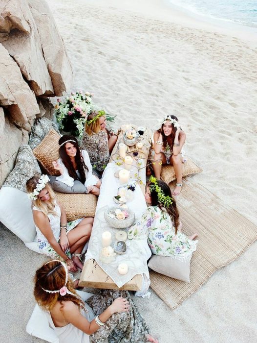 Chica reunida con sus amigas en la playa 