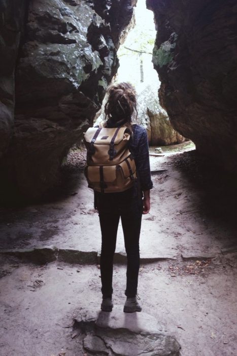 Chica caminando por un sendero 