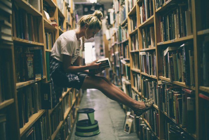 Chica estudiando en una librería