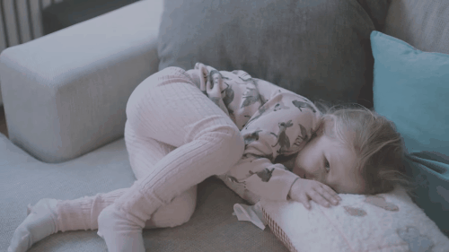 GIF niña recostada en un sofa 