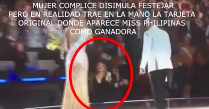 Video en el que se sugiere hubo fraude en el concurso de Miss Universo 2015. En el se muestra que hubo un cambio de tarjetas entre un hombre de traje y el presentador