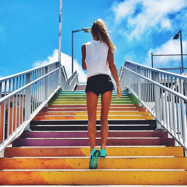 Chica subiendo unas escaleras de colores 