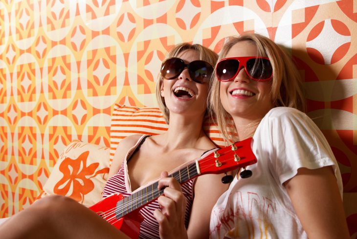 amigas tocando ukulele