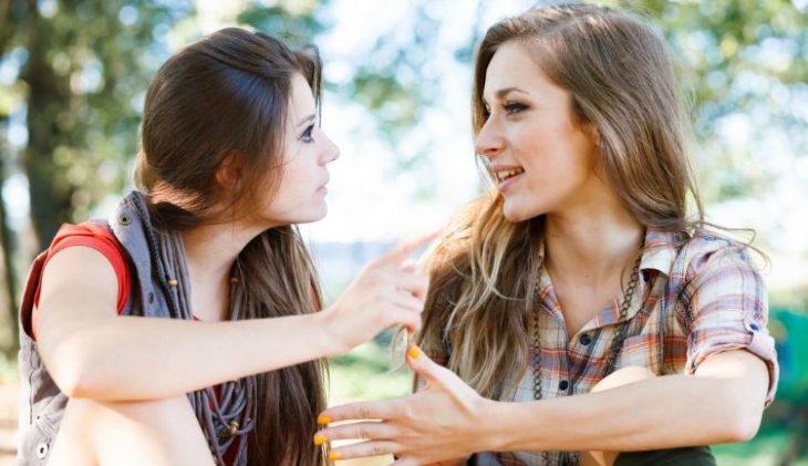 amigas platicando en el campo