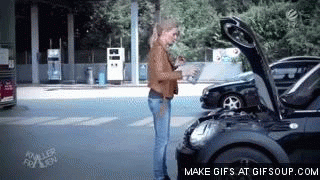 gif chica rociando aceite a un coche