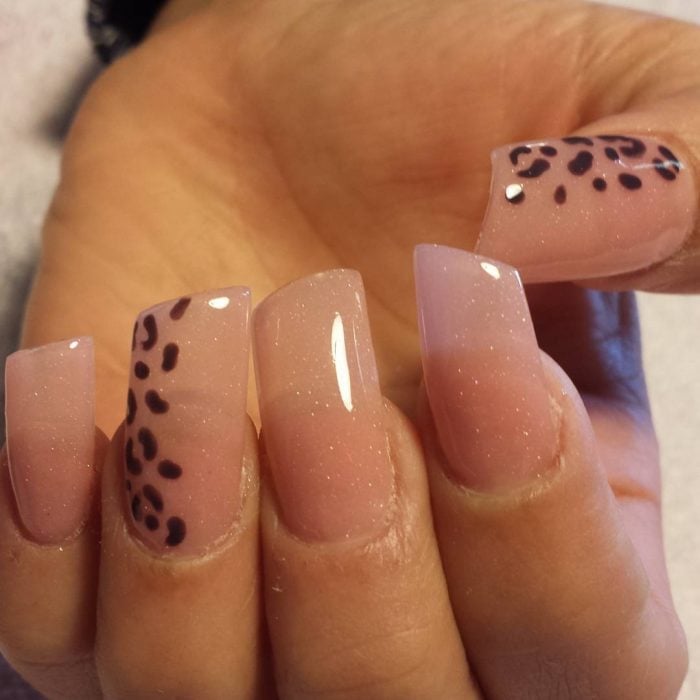 Tipo de uñas con forma de lipstick en color nude con manchas de leopardo 