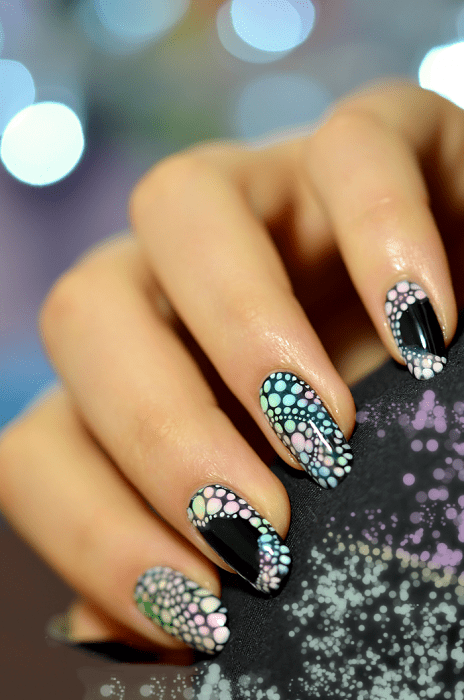 Uñas en forma squaoval de fondo negro y colores brillantes 