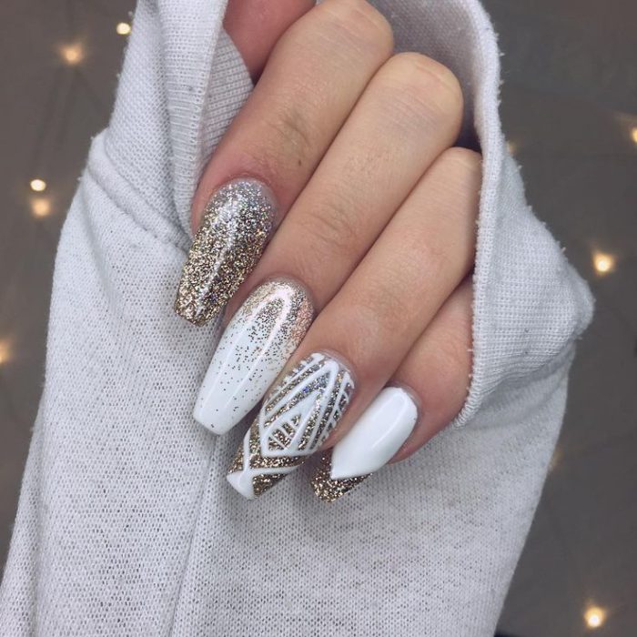 Uñas de estilo ballerina en color blanco con glitter 