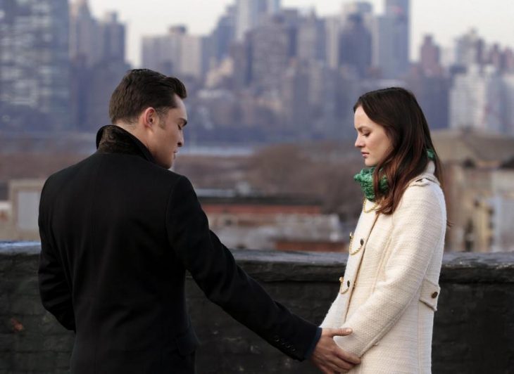 Escena de la serie gossip girls. Chuck y blair conversando 