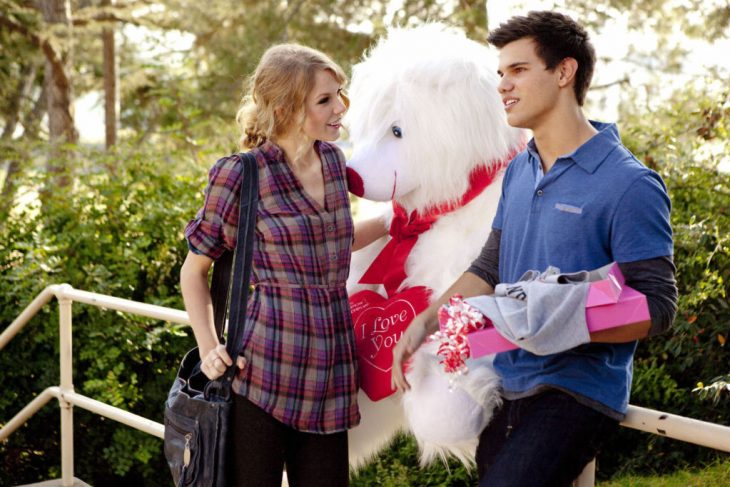 Escena de la película día de san valentin. Pareja de novios con regalos 