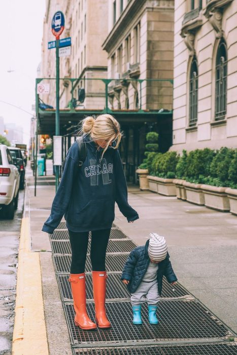 mamá caminando con hijo