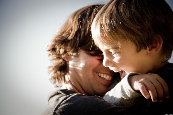 niño con papá jugando