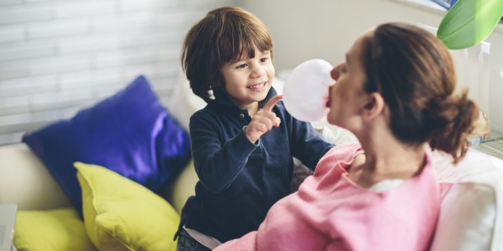 niño pequeño jugando con mamá