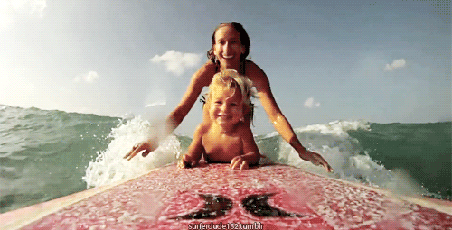 gif mamá surfeando con niño