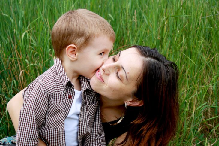 niño besando a mamá