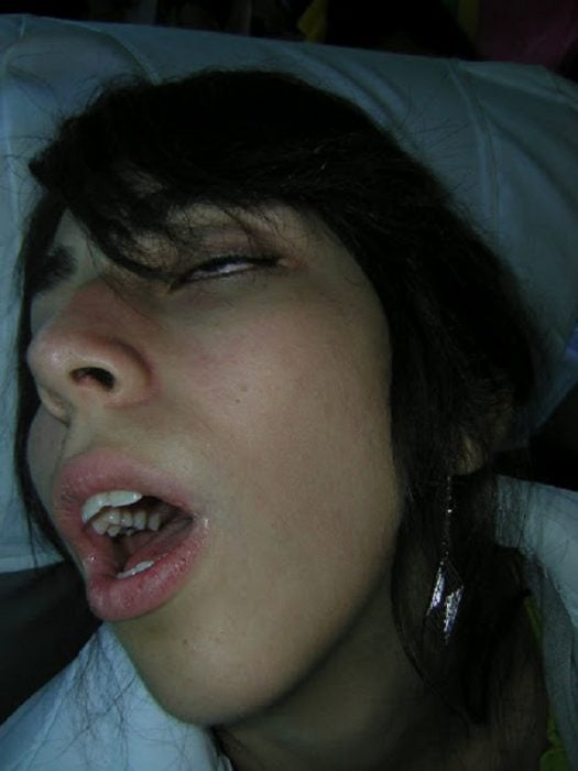 chica dormida con la boca abierta