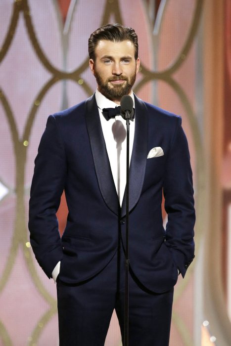 Chris Evans presentando un premio durante los globos de oro 