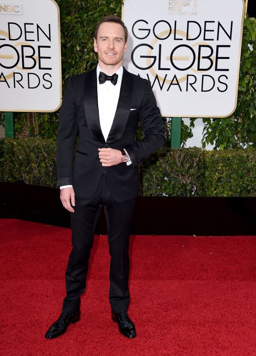 Michael Fassbender posando en la alfombra roja de los globos de oro 