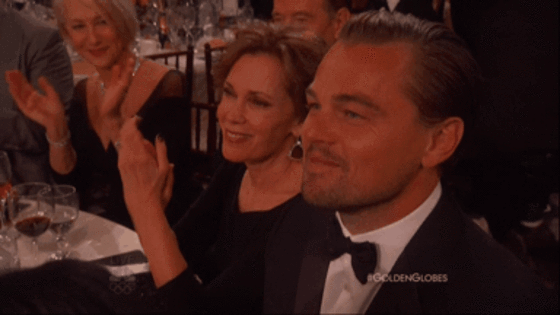 gif Leonardo Dicaprio mandando un beso en la gala de los globos de oro 