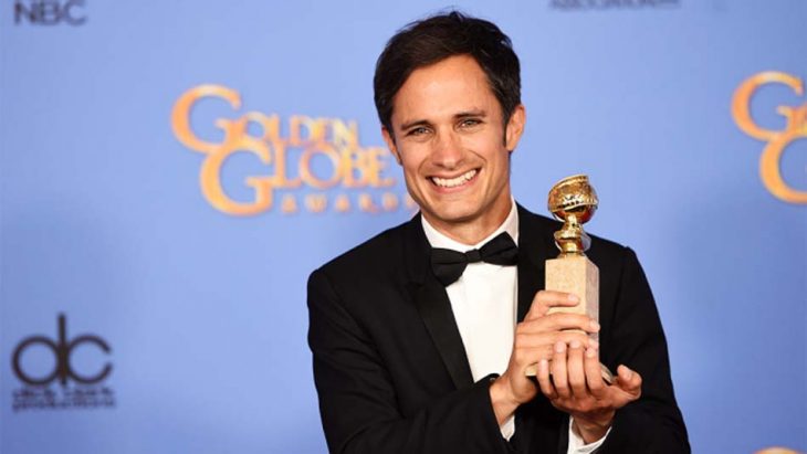 Gael Garcia posando con su premio de los globos de oro 