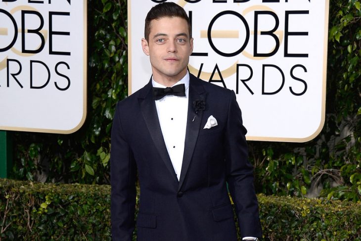 Rami Malek en la alfombra roja de los premios golden globes 