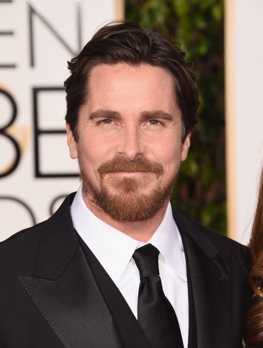 Christian Bale en la alfombra roja de los premios globos de oro 