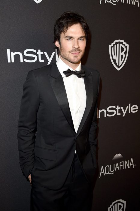 Ian somerhalder posando para una foto durante los globos de oro 