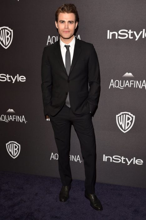 Paul Wesley posando durante la alfombra roja de los premios globos de oro 