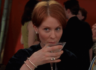 GIF miranda de la serie gossip girls bebiendo una copa de vino 